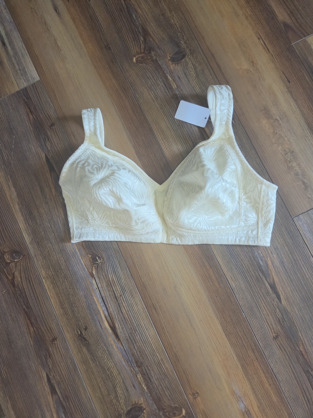 Soft Support Lace-Effect Wireless Bra in Cream Size 36DD By Zero Bound